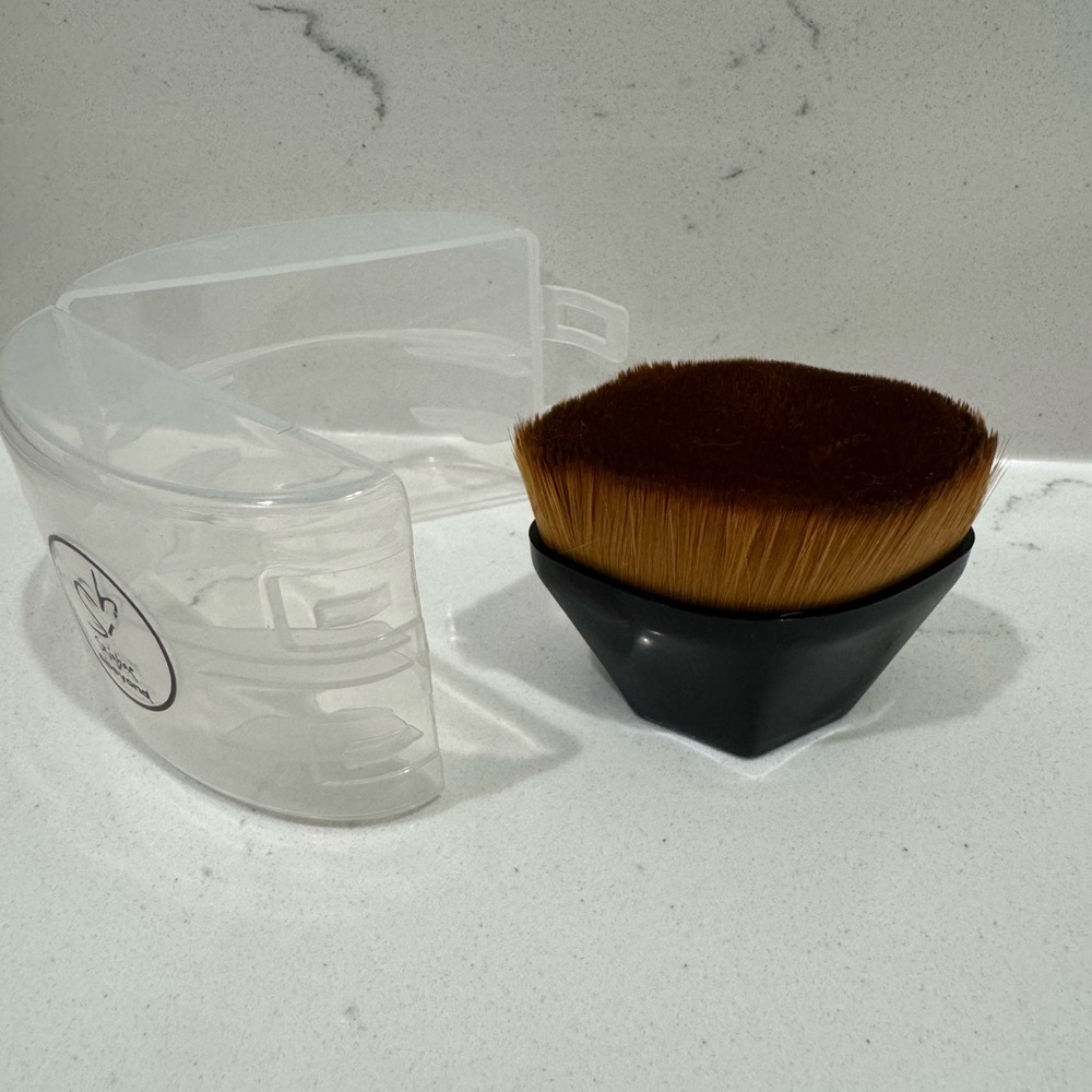 Skinbae & Beyond Foundation Brush with Case - OPEN TO OFFERS